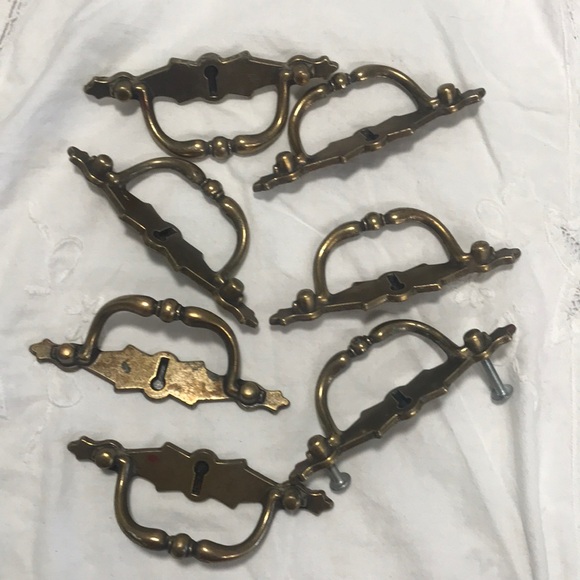 Gorgeous Colonial Drawer pulls - Set of 7. Beautiful rich looking brass. - Picture 1 of 10